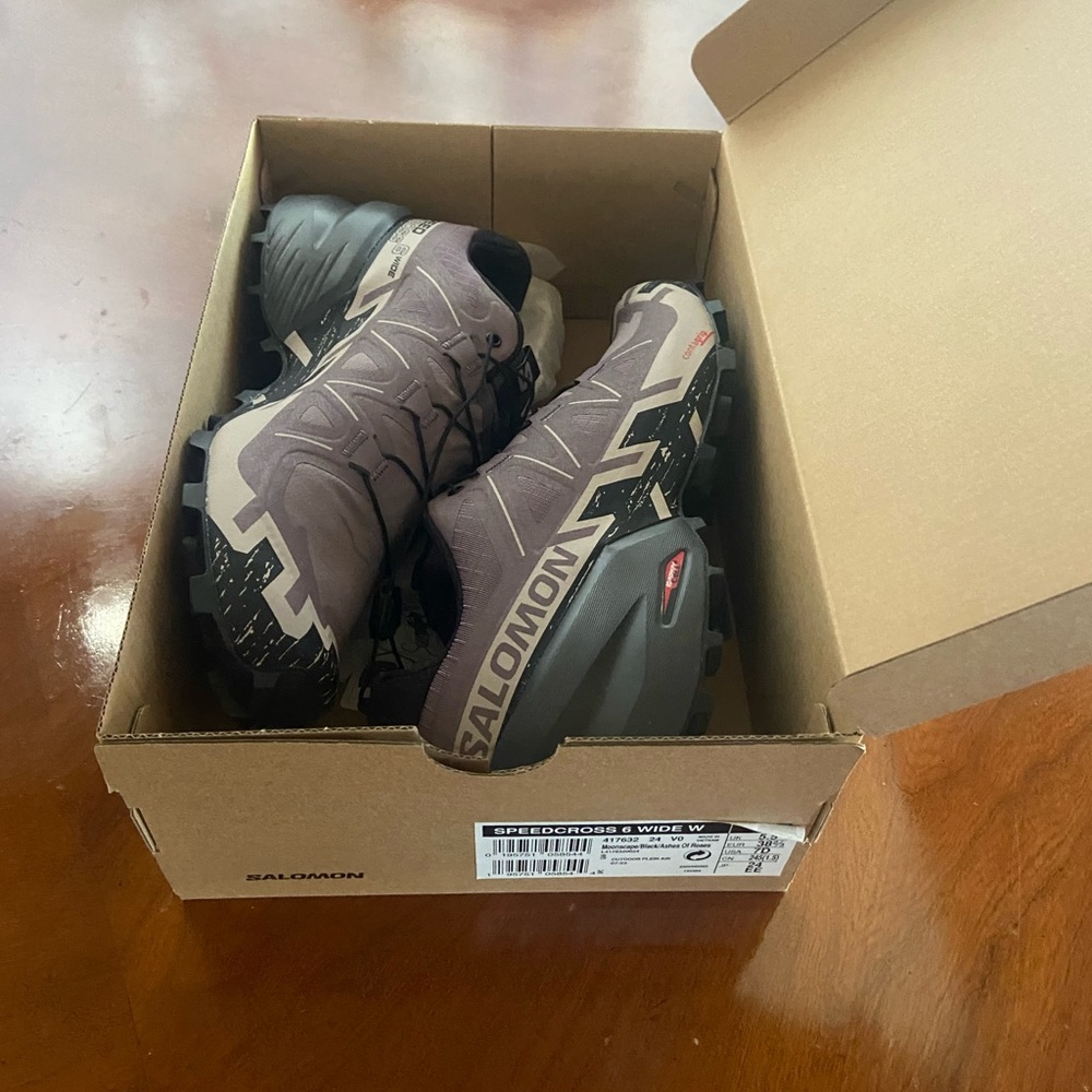 Salomon women’s Speedcross 6
Size 7
never worn, still in box